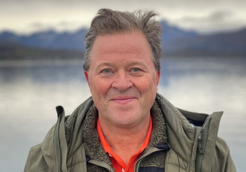 Foto av Hjeltnes med fjell bak