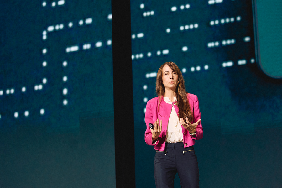 – På globalt plan rapporterer virksomheter allerede at de opererer med 70 prosent autonomi, med planer om å nå 80 prosent innen 2030, sier Gwenaelle Avice Huet, konserndirektør for industri i Schneider Electric. Foto: Christopher Mertz, Schneider Electric.