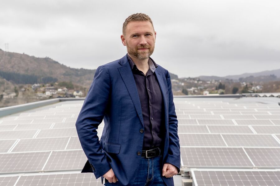 Dagens strømpriser og det ustabile energimarkedet er i ferd med å bli en strategisk risiko for næringslivet både i Norge og Europa, sier Søren Møller. Foto: Solcellekraft Maretti.