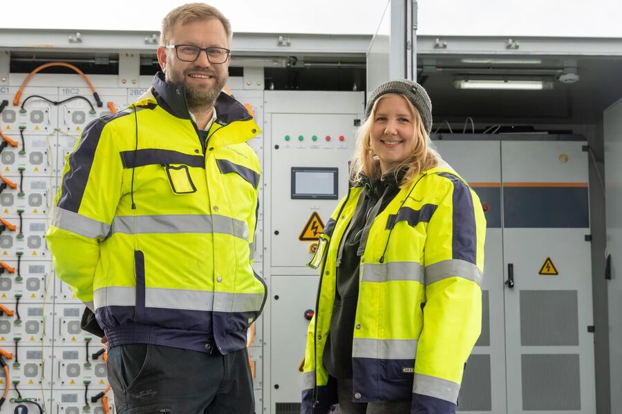 Daglig leder Carl Christian Strømberg og prosjektleder i Solcellespesialisten har stort fokus på å tilby markedet batterier – både som en del av kundenes energimiks og i fleksibilitetsmarkedet.