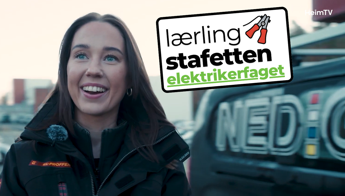 Maria Halster Andreassen smiler på jobb for Nedig i TV-serien «Elektrikerne». Da scenen på bildet ble spilt inn, ble hun også intervjuet på direkten av NRK Sørlandet. Foto: HeimTV