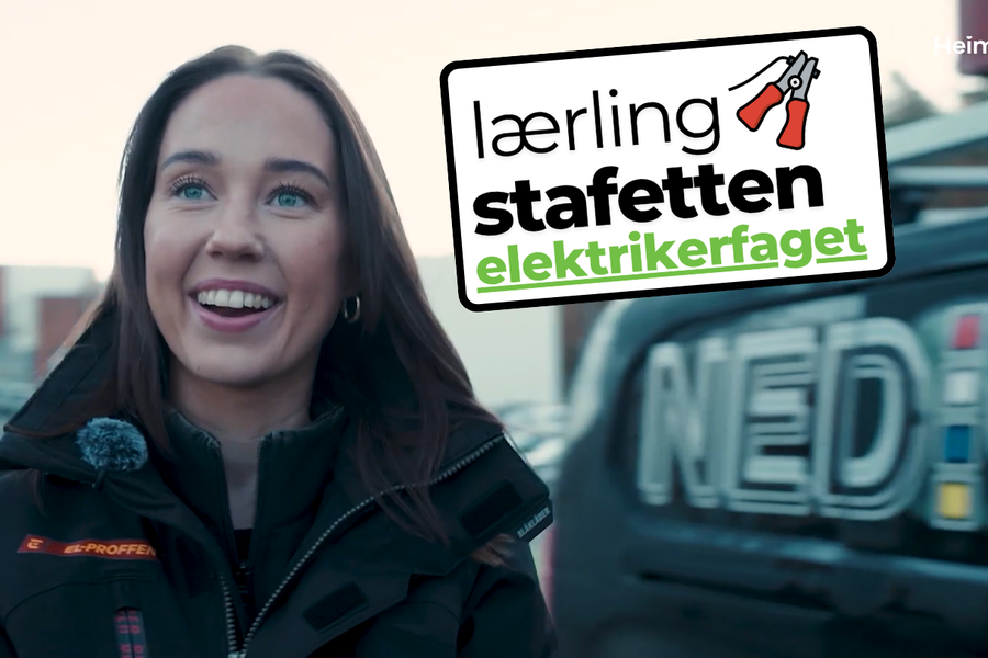 Maria Halster Andreassen smiler på jobb for Nedig i TV-serien «Elektrikerne». Da scenen på bildet ble spilt inn, ble hun også intervjuet på direkten av NRK Sørlandet. Foto: HeimTV