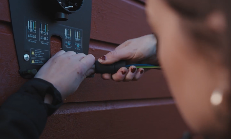 I «Eletrikerne» blir det synlig at ørepynt og negllakk kan gå hånd i hånd med elektrikeryrket. – Det er få kvinner og derfor er det absolutt plass for flere damer i bransjen. Jeg anbefaler elektro til alle jeg møter, sier Maria Halster Andreassen.