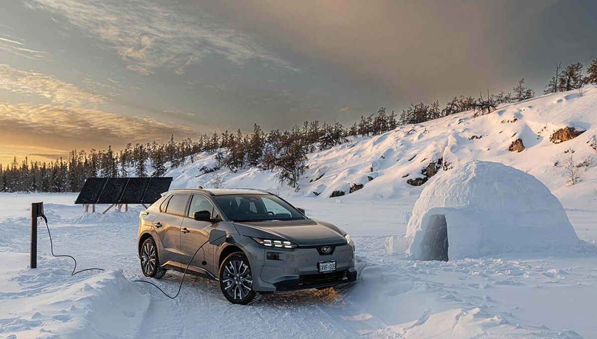 Under demonstrasjonen ble elbilen brukt som energikilde og leverte strøm til lys inne i en iglo. Det illustrerer hvordan elbilbatterier kan fungere som mobile energibærere i områder med begrenset energitilgang.