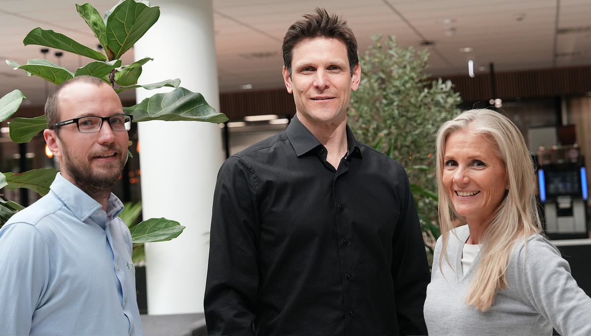Fra venstre: Patrik Breiland, faglig ansvarlig i Datelco, Knut Meland Røed, ansvarlig for nordiske underleverandører i Schneider Electric, og Christine Sæther, daglig leder i Datelco. Foto: Stefania Nilsen, Schneider Electric.