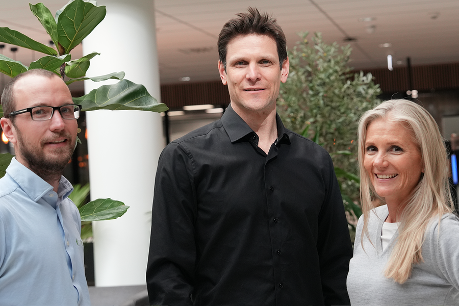 Fra venstre: Patrik Breiland, faglig ansvarlig i Datelco, Knut Meland Røed, ansvarlig for nordiske underleverandører i Schneider Electric, og Christine Sæther, daglig leder i Datelco. Foto: Stefania Nilsen, Schneider Electric.