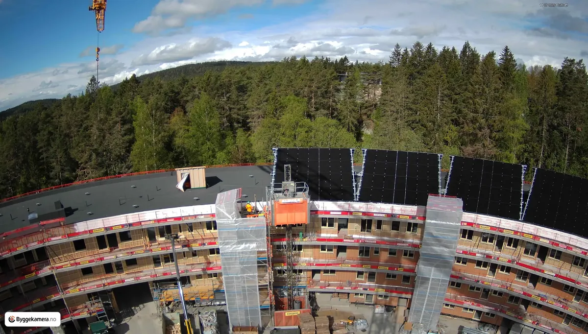 På toppen av bygget installeres 2900 kvadratmeter med høyeffektive solceller fra Enny, et arbeid som nå er i gang.Foto: Enny