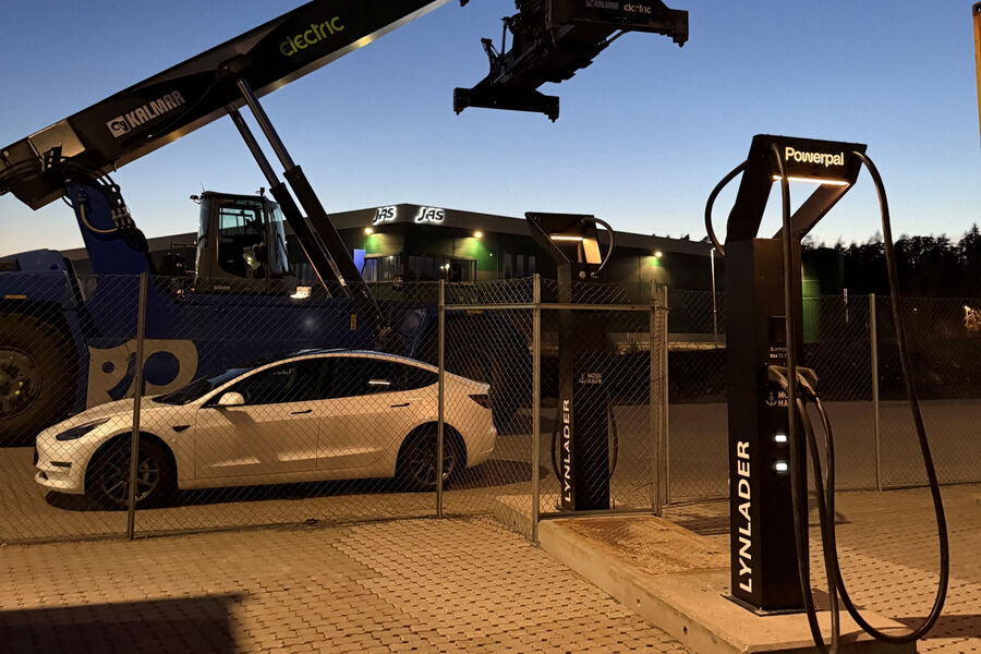 Den nye hurtigladeren på 350 kW er etablert som en del av havnas langsiktige elektrifiseringsstrategi. Foto: Moss havn