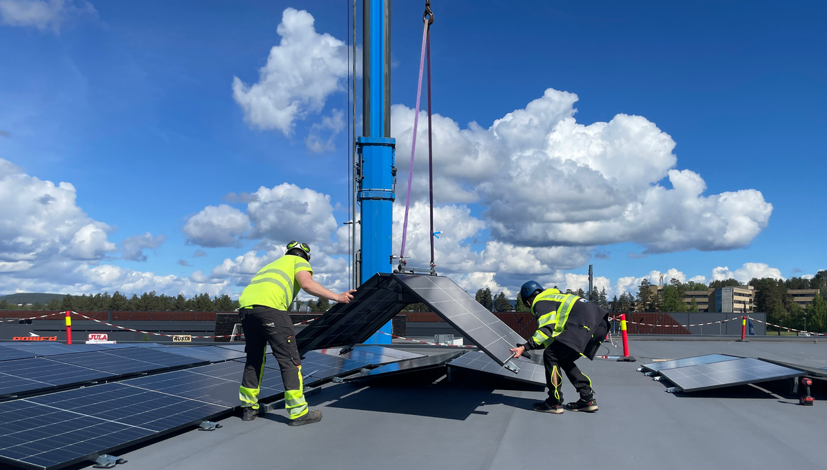 Denne uken ble de siste av solcellepanelene heiset på plass hos Obs Bygg Hønefoss. Foto: AKA