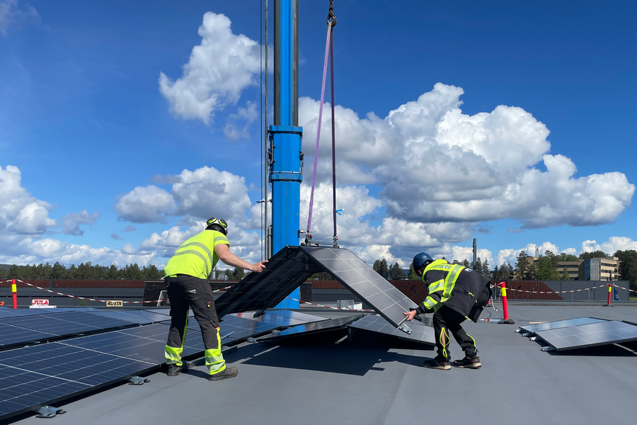 Denne uken ble de siste av solcellepanelene heiset på plass hos Obs Bygg Hønefoss. Foto: AKA