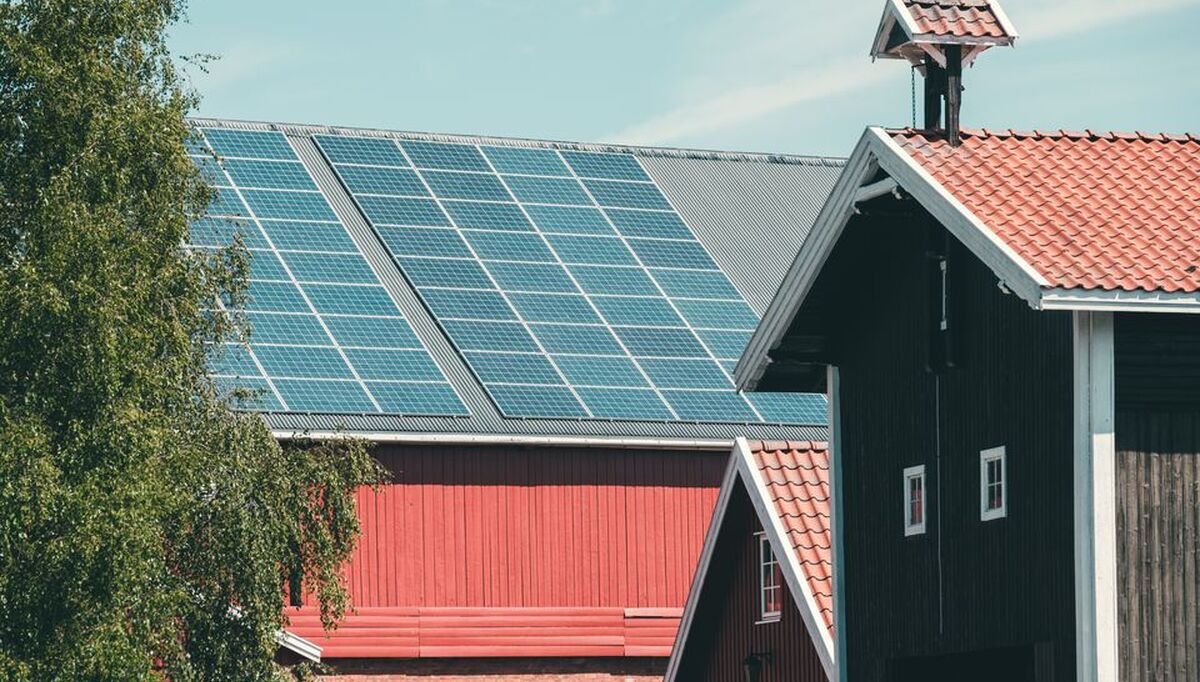 EGEN STRØM PÅ TAKET: Interessen for installasjon av solenergi har tatt seg opp igjen blant bøndene, ifølge flere fagmiljøer. Foto: Landkreditt EGEN STRØM PÅ TAKET: Interessen for installasjon av solenergi har tatt seg opp igjen blant bøndene, ifølge flere fagmiljøer. Foto: Landkreditt