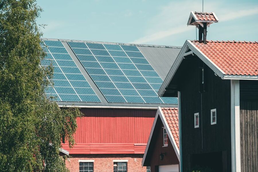 EGEN STRØM PÅ TAKET: Interessen for installasjon av solenergi har tatt seg opp igjen blant bøndene, ifølge flere fagmiljøer. Foto: Landkreditt