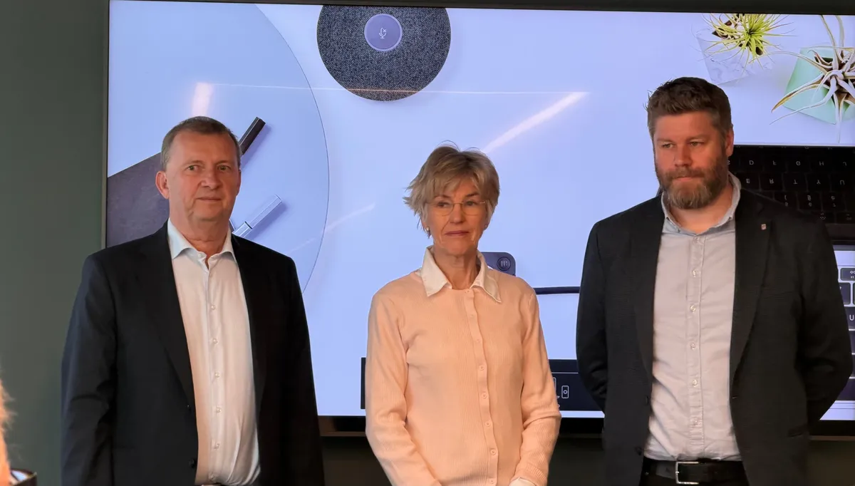 Det ble en lang natt for partene i EL og IT Forbundet og NHO Elektro, men klokken 06.00 torsdag 21. mai ble det enighet på LOKen. Ove Guttormsen (NHO Elektro), mekler Anne Cathrine Frøstrup (Riksmekleren) og forbundsleder Geir Ove Kulseth (EL og IT Forbundet).Foto: NHO Elektro Det ble en lang natt for partene i EL og IT Forbundet og NHO Elektro, men klokken 06.00 torsdag 21. mai ble det enighet på LOKen. Ove Guttormsen (NHO Elektro), mekler Anne Cathrine Frøstrup (Riksmekleren) og forbundsleder Geir Ove Kulseth (EL og IT Forbundet).Foto: NHO Elektro