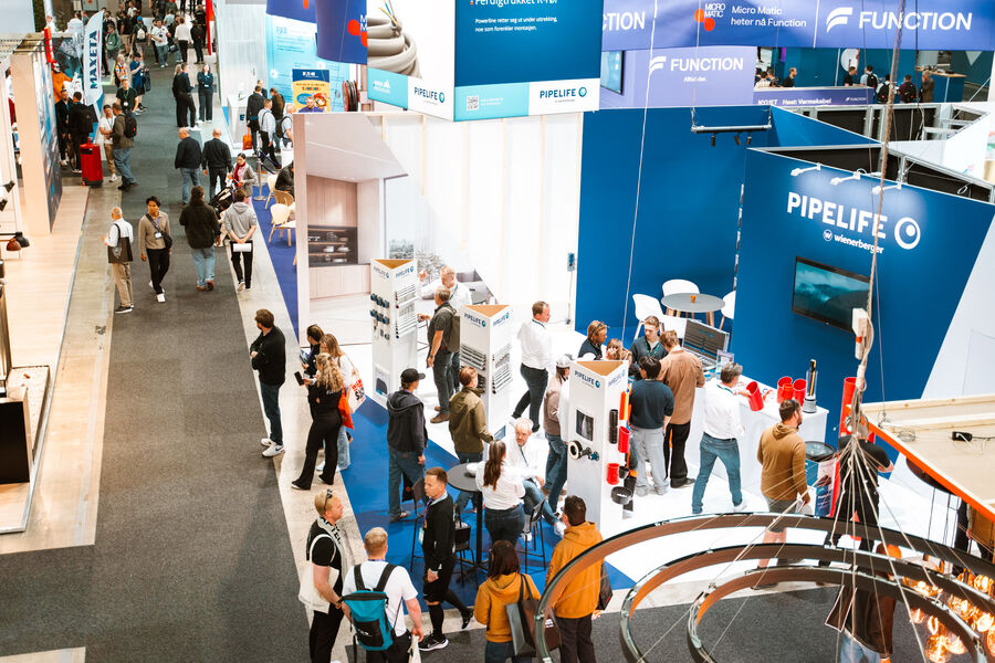I taket over messegata hadde Pipelife hengt en Powerline-eske. Foto: MER Marketing