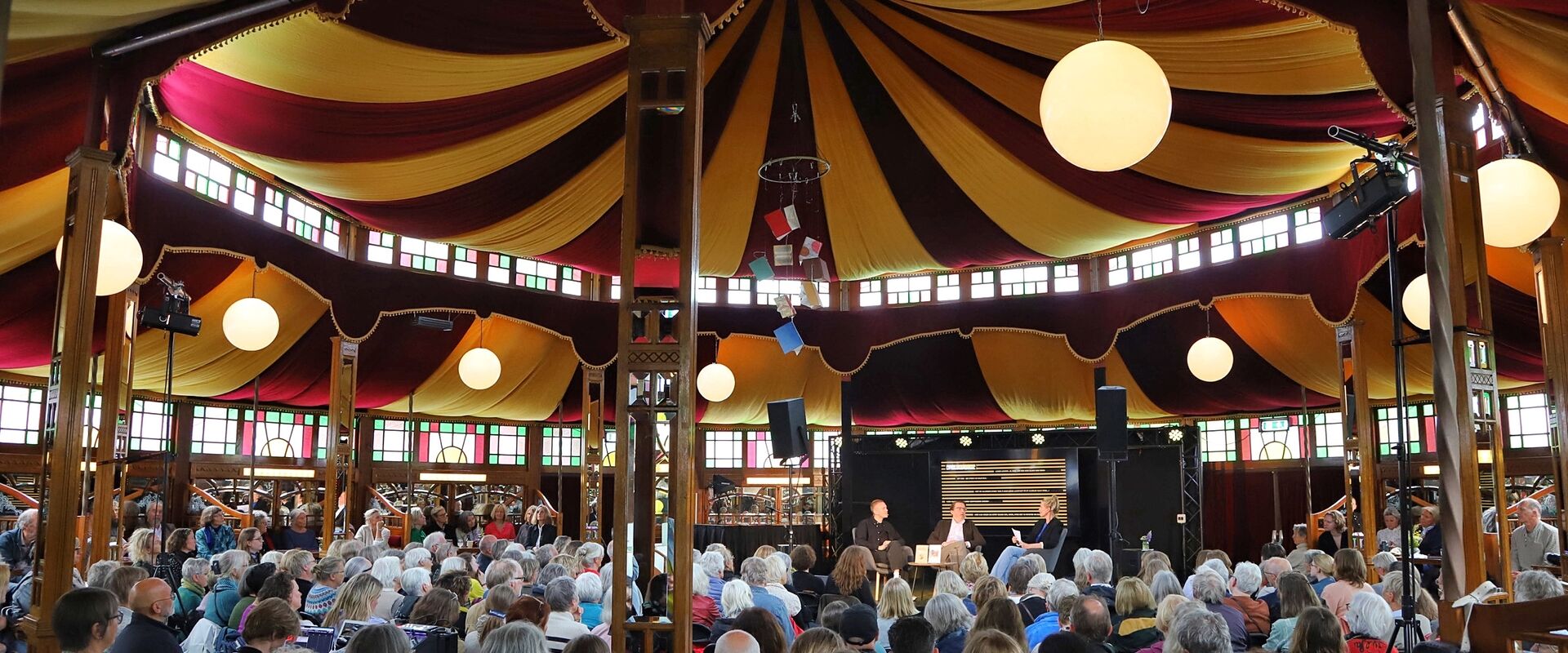 God stemning i Festivalteltet på Stortorget