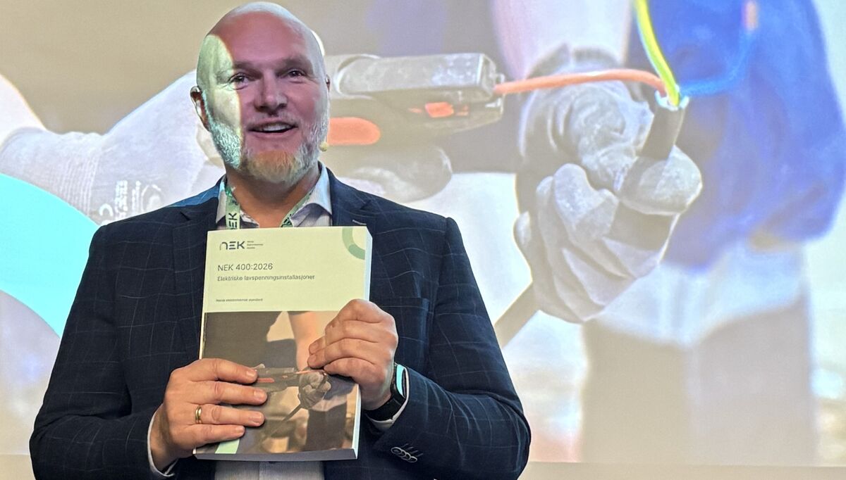 Tommy Lundekvam, sekretær i NK64-komiteen og tidligere fagsjef for lavspenning i NEK, var en av de første som fikk tak i 2026-papirutgaven av NEK 400.
