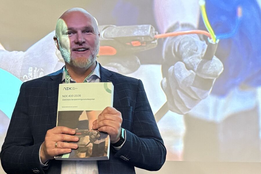 Tommy Lundekvam, sekretær i NK64-komiteen og tidligere fagsjef for lavspenning i NEK, var en av de første som fikk tak i 2026-papirutgaven av NEK 400. 