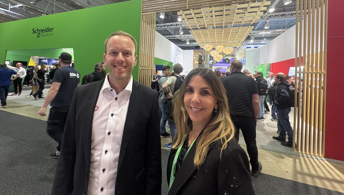 Geir Erikstad, salsdirektør elektrikere og distributører og markedsdirektør Marcela Recondo i Schneider Electric kunne fornøyd konstatere at kampanjen med et nytt fordelsprogram i mySchneider-appen førte appen opp blant de 20 mest nedlastede verktøyene i Norge under Eliaden, med over 1 000 nedlastinger før den første messedagen var omme.