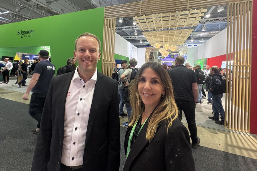 Geir Erikstad, salsdirektør elektrikere og distributører og markedsdirektør Marcela Recondo i Schneider Electric kunne fornøyd konstatere at kampanjen med et nytt fordelsprogram i mySchneider-appen førte appen opp blant de 20 mest nedlastede verktøyene i Norge under Eliaden, med over 1 000 nedlastinger før den første messedagen var omme.