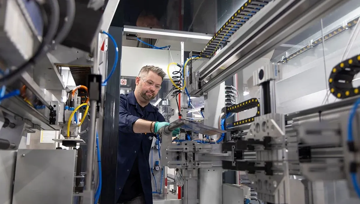 Ved SINTEF Battery Lab, tilbyr SINTEF et toppmoderne, samarbeidsmiljø for batteriforskning, prototyping og småskalaproduksjon – som støtter hele batteriverdikjeden. Foto: Thor Nielsen/SINTEF Ved SINTEF Battery Lab, tilbyr SINTEF et toppmoderne, samarbeidsmiljø for batteriforskning, prototyping og småskalaproduksjon – som støtter hele batteriverdikjeden. Foto: Thor Nielsen/SINTEF