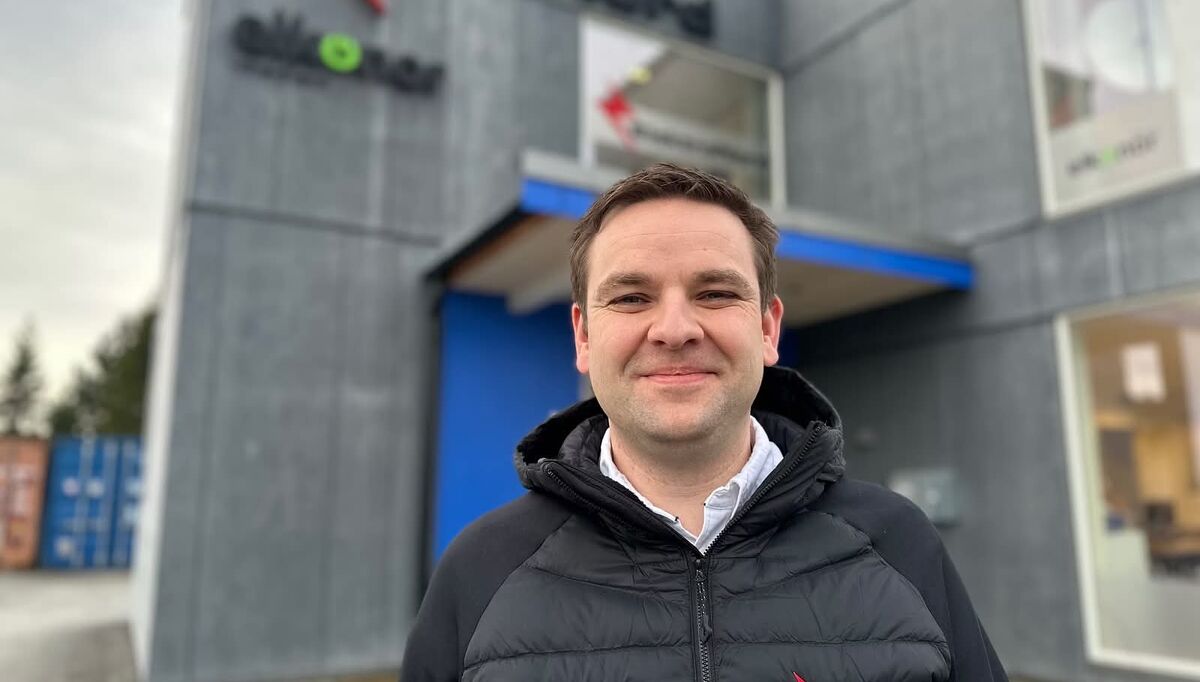 – Ved nedgang i oppdragsmengde for byggebransjen reduseres antall læreplasser også, fordi bransjen må ha et riktig forhold mellom antall fagarbeider og lærlinger i virksomheten, sier daglig leder Svein Vidar Engum i Elkonor-bedriften Elektro Nord. – Ved nedgang i oppdragsmengde for byggebransjen reduseres antall læreplasser også, fordi bransjen må ha et riktig forhold mellom antall fagarbeider og lærlinger i virksomheten, sier daglig leder Svein Vidar Engum i Elkonor-bedriften Elektro Nord.