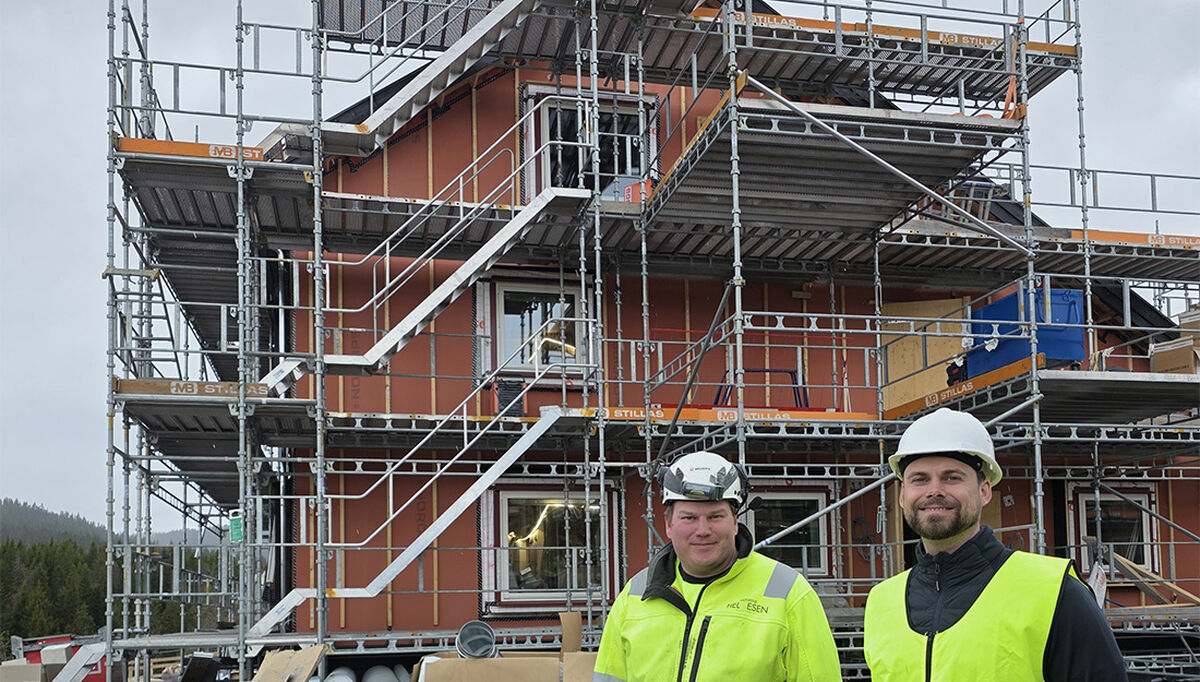 Fra venstre, elektriker Jørgen Pedersen Støa i Brødrene Helgesen AS, og prosjektansvarlig Steffen Martinsen i Varmecomfort, på befaring sammen. Det brukes mye tid ute på prosjekter sammen med kunde med å veilede kunden, skape trygghet og levere de beste løsningene.