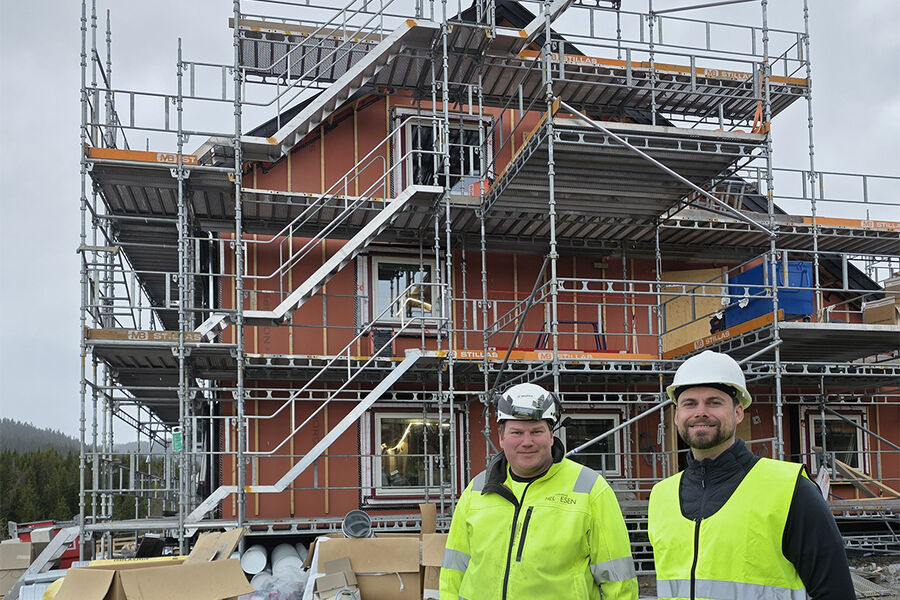 Fra venstre, elektriker Jørgen Pedersen Støa i Brødrene Helgesen AS, og prosjektansvarlig Steffen Martinsen i Varmecomfort, på befaring sammen. Det brukes mye tid ute på prosjekter sammen med kunde med å veilede kunden, skape trygghet og levere de beste løsningene.