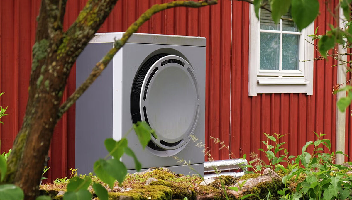 Bilde av en luft-til-vann-varmepumpe. FOTO: Enova. Bilde av en luft-til-vann-varmepumpe. FOTO: Enova.