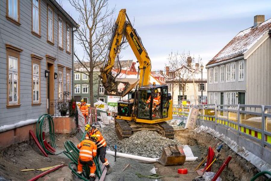 UTSLIPPSFRIE ANLEGGSMASKINER: Bygge- og anleggsvirksomhet har høyest samlet klimafotavtrykk av alle næringer i Norge. 2026 ser ut til å bli et rekordår for støtte fra Enova til utslippsfrie anleggsmaskiner. Bildet viser elektrisk anleggsmaskin i bruk på Bakklandet i Trondheim. Foto: Øystein Lie / Enova
