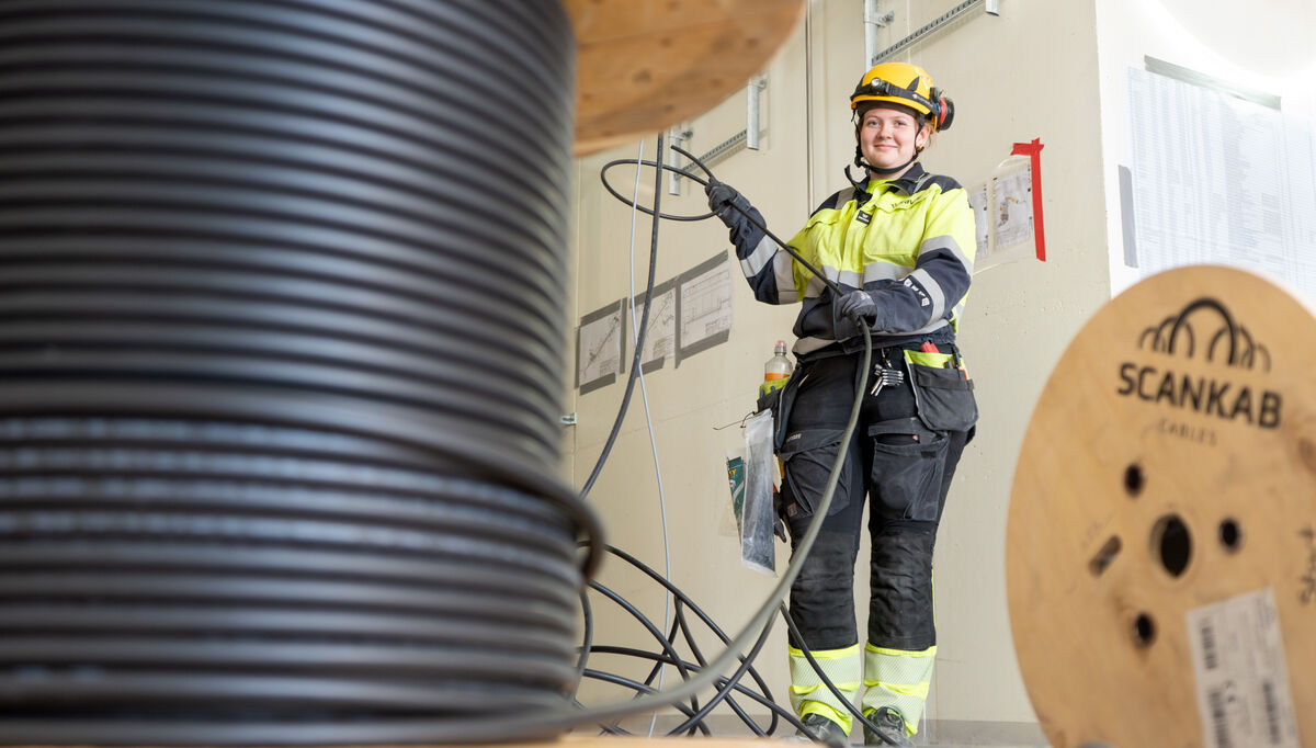 Mina, lærling i Bravida, jobber med elektroinstallasjoner på Alvim renseanlegg. Foto: Bravida
