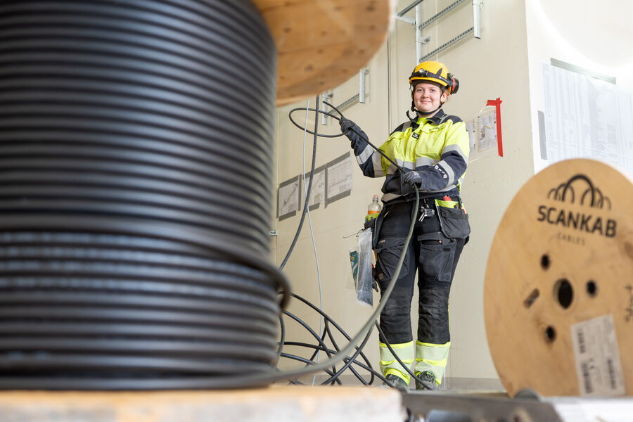 Mina, lærling i Bravida, jobber med elektroinstallasjoner på Alvim renseanlegg. Foto: Bravida
