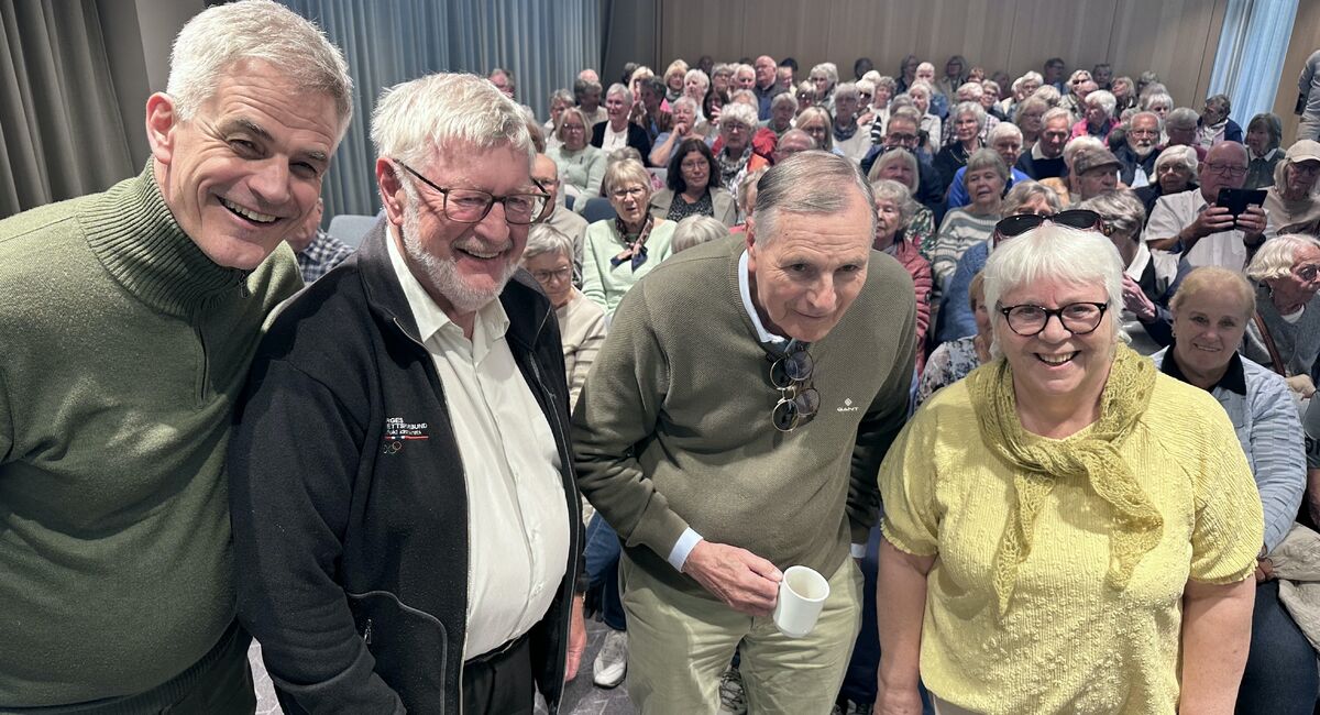 «Dakotaen» på Torp er et levende stykke luftfartshistorie. Flyet ble bygget i 1942–43 og er i dag Norges eneste flygende DC-3/Dakota. Oppmerksomme stokkepensjonister lyttet til styreleder og pilot Tond Hogners orientering.