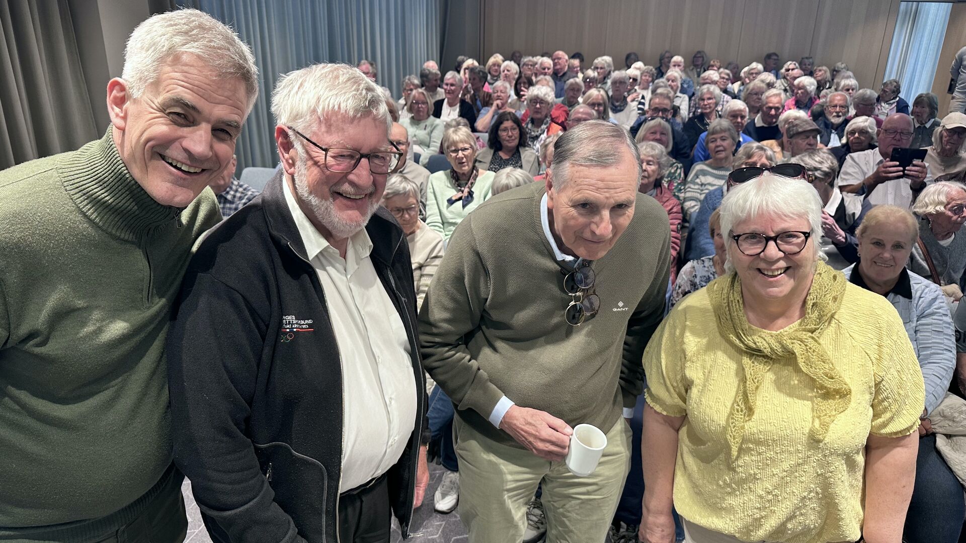 «Dakotaen» på Torp er et levende stykke luftfartshistorie. Flyet ble bygget i 1942–43 og er i dag Norges eneste flygende DC-3/Dakota. Oppmerksomme stokkepensjonister lyttet til styreleder og pilot Tond Hogners orientering.