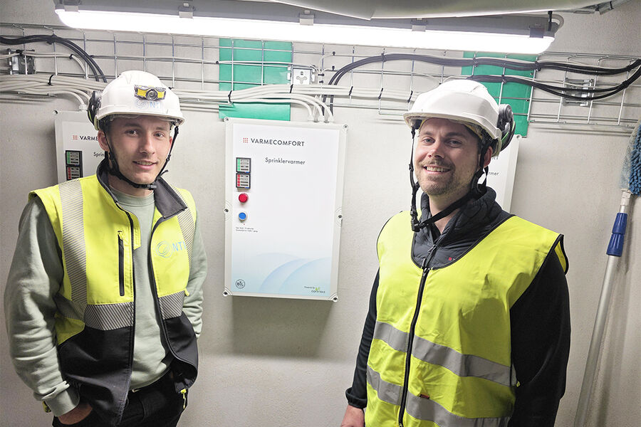 – I et større bolig- og næringsprosjekt i Fredrikstad har vi tatt i bruk en løsning som skal sikre både frostbeskyttelse og kontinuerlig overvåkning av anlegget, sier prosjektleder Joachim Myhre i NTI (tv). Her sammen med Steffen Martinussen i Varmecomfort.