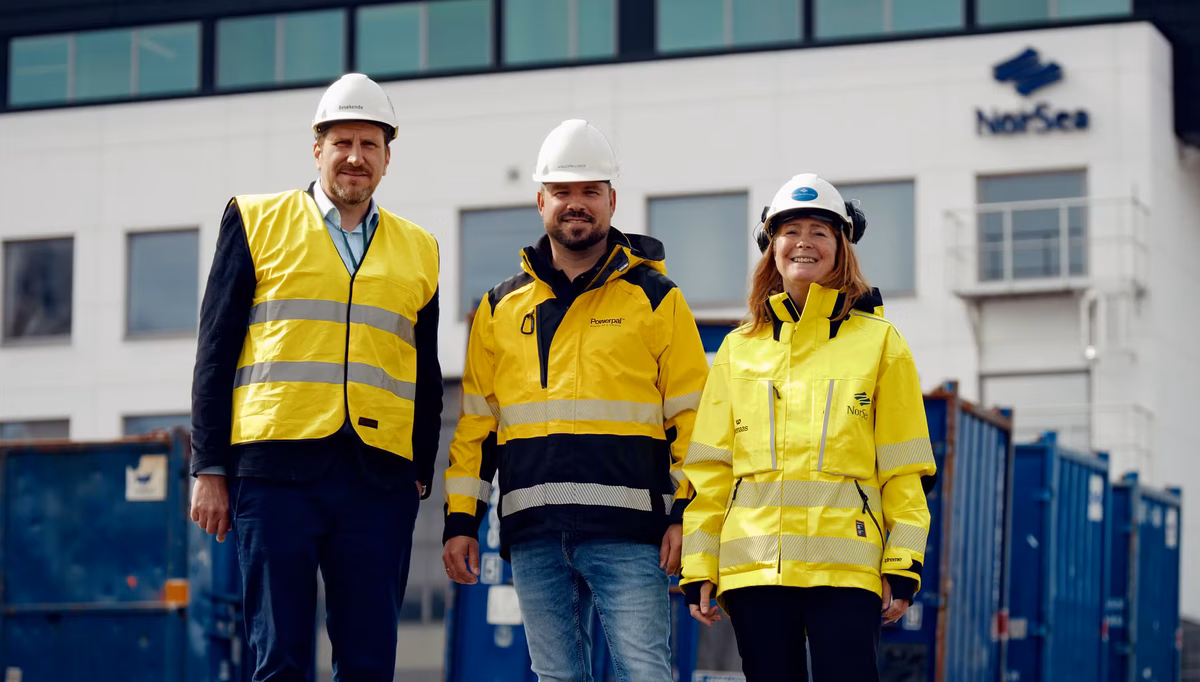 NorSea investerer i nytt energisystem på basen i Dusavik. Hilde Birkeland Sund, Property Site Director i NorSea Property her sammen med Asbjørn Lunde i Powerpal og Andreas Tore Larsen i Lyse Energi.