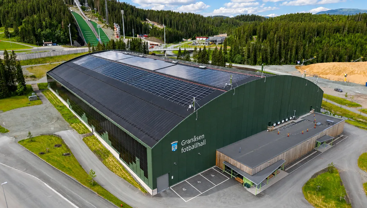 Granåsen fotballhall. Foto: Dronetjenesten Trondheim eiendom Granåsen fotballhall. Foto: Dronetjenesten Trondheim eiendom