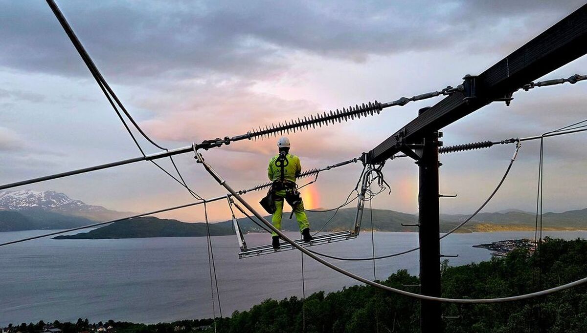 Nattarbeid på Arvas 132 kV linje mellom Finnfjord og Silsand (Foto: Preben Nyborg Helgesen, Arva)