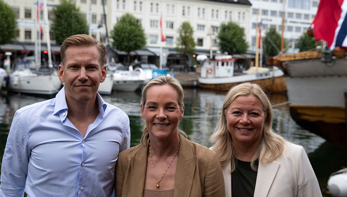 På bildet ser vi fra venstre, Mattias Lilja Graflund (Sverigesjef og EVP Growth Markets), Kristin Vestgren Sæterøy (CEO), Silja Vestad (CMO) – Norge har lyktes med elbilen. Nå må vi lykkes med systemet rundt den. I en tid preget av svingninger, mindre energioverskudd og begrenset nettkapasitet, er delt hjemmelading med smart utnyttelse av eksisterende kapasitet den mest effektive ladeløsningen for alle, sier Kristin V. Sæterøy, CEO i Joulia.