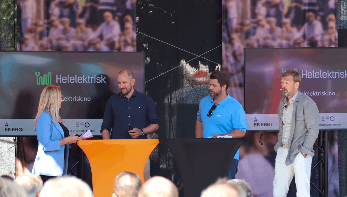 Bilde fra Helelektrisk-arrangementet under Arendalsuka. F.v: Ellen Høvik fra Circular Norway, Simen Lund Svindal fra Marstrand Elbåt, Erland Heum fra elbåtforeningen og Tor Krog fra Siemens. Foto: EFO Bilde fra Helelektrisk-arrangementet under Arendalsuka. F.v: Ellen Høvik fra Circular Norway, Simen Lund Svindal fra Marstrand Elbåt, Erland Heum fra elbåtforeningen og Tor Krog fra Siemens. Foto: EFO