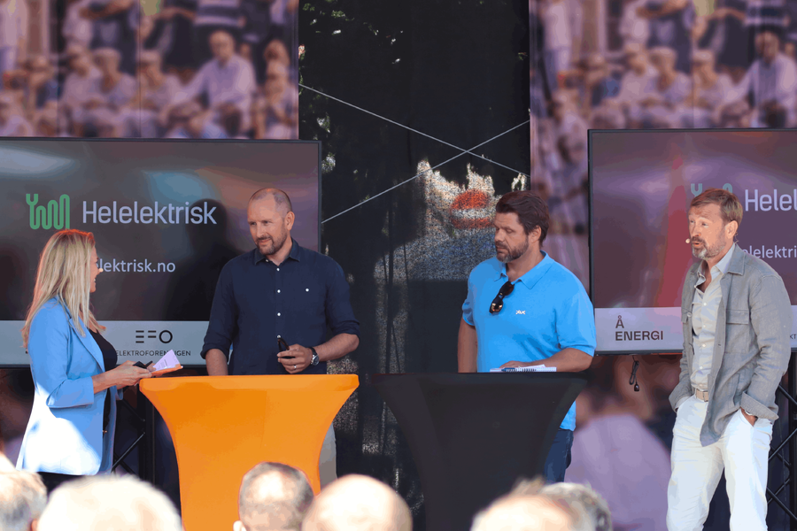 Bilde fra Helelektrisk-arrangementet under Arendalsuka. F.v: Ellen Høvik fra Circular Norway, Simen Lund Svindal fra Marstrand Elbåt, Erland Heum fra elbåtforeningen og Tor Krog fra Siemens. Foto: EFO