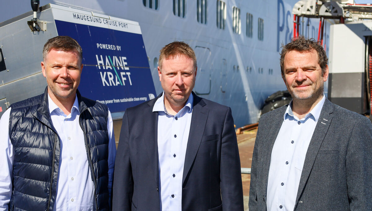 F.v.: Torfinn Gaupås, havnedirektør i Karmsund Havn, Vidar Riise, daglig leder i Shorly AS, og Tørres Øyjordsbakken, styreleder i Shorly AS. F.v.: Torfinn Gaupås, havnedirektør i Karmsund Havn, Vidar Riise, daglig leder i Shorly AS, og Tørres Øyjordsbakken, styreleder i Shorly AS.