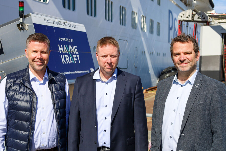 F.v.: Torfinn Gaupås, havnedirektør i Karmsund Havn, Vidar Riise, daglig leder i Shorly AS, og Tørres Øyjordsbakken, styreleder i Shorly AS.