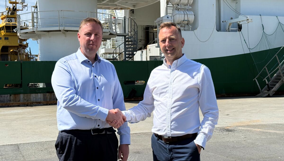 Bildetekst: Vidar Riise, CEO i Shorly (t.v), og Styrk Bekkenes, partner i Seacap, inngår samarbeid for å gi havner en enklere vei til utslippsfri og lønnsom drift.