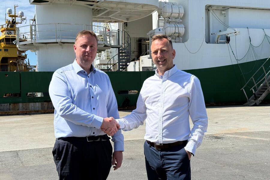 Bildetekst: Vidar Riise, CEO i Shorly (t.v), og Styrk Bekkenes, partner i Seacap, inngår samarbeid for å gi havner en enklere vei til utslippsfri og lønnsom drift.