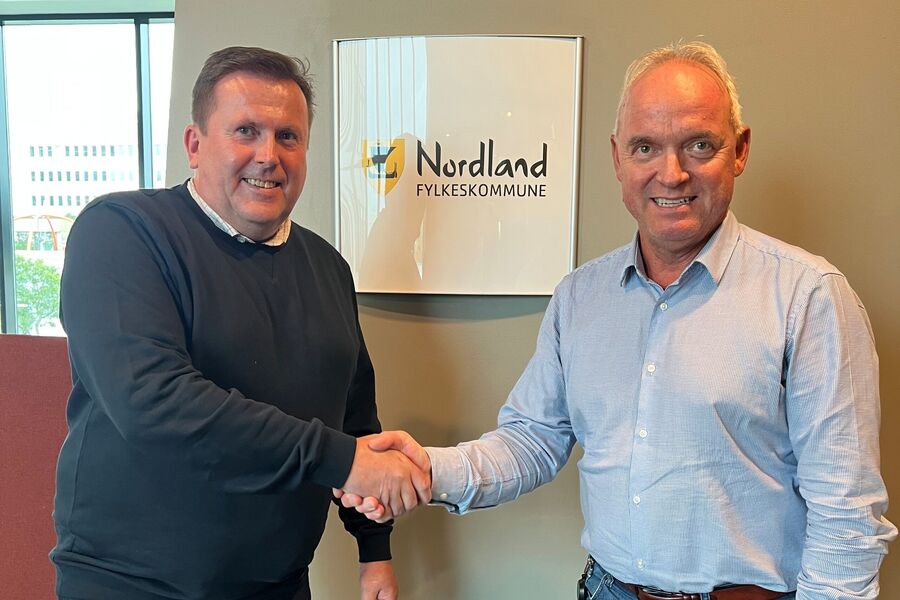 Fra venstre Byggeleder vegdrift Elektro Salten, Eivind H Bakken, Nordland Fylkeskommune, Administrerende direktør Tom Erlend Kristiansen, Nordkontakt AS. Foto: Nordkontakt