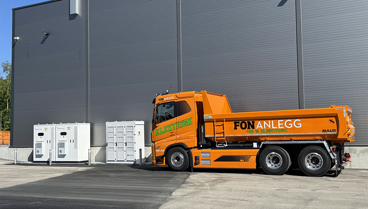 Fon Anlegg AS i Sandefjord har investert i fire hurtigladestasjoner for el-kjøretøy, montert solcelleanlegg på taket og installert en batteripakke for lagring overskuddsenergi. Fon Anlegg AS i Sandefjord har investert i fire hurtigladestasjoner for el-kjøretøy, montert solcelleanlegg på taket og installert en batteripakke for lagring overskuddsenergi.