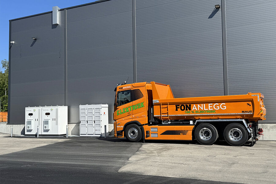 Fon Anlegg AS i Sandefjord har investert i fire hurtigladestasjoner for el-kjøretøy, montert solcelleanlegg på taket og installert en batteripakke for lagring overskuddsenergi.