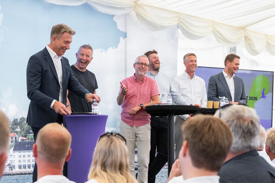 F.v.: Terje Aasland (energiminister) med representantete fra Krafttak Christian Justnes (Fellesforbundet), Bård Vegar Solhjell (Fornybar Norge), Geir Ove Kulseth (EL og IT Forbundet), Frode Alfheim (Styrke) og Harald Solberg (Norsk Industri). Foto: Ingeborg Aarø, Fornybar Norge
