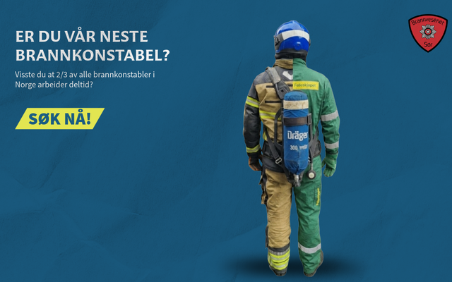 Bilde av brannkonstabel som er kledd halve kroppen i røykdykker uniform og halvparten med felleskjøpet dress, illustrerer at deltidskonstabler jobber med forskjellig yrker ved siden av jobben i brannvesenet.