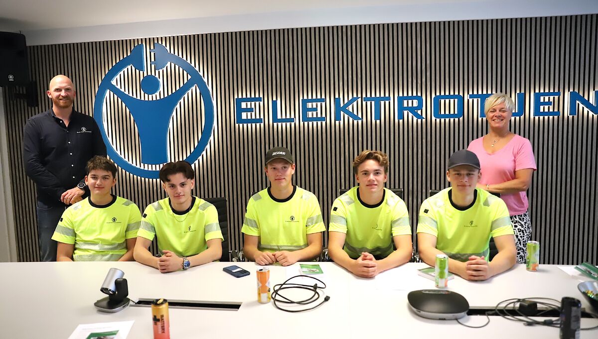 Oscar Christoffersen, Herman Flølo Løkke, Jonas Sørlie, Brian Nerdrum Brendstuen og Ajdin Jasarevic har startet læretiden hos Elektrotjenesten AS i Askim, mens bedriftens installatør og HR-ansvarlig Christoffer Iversen og fagopplæringskonsulent Judith Hegge hos Opplæringskontoret for elektrofag i Østfold skal sørge for å legge forholdene best mulig til rette på veien mot fagprøven.